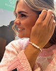 Embrace Your Pace fargerikt armbånd med glassperler og gullfargede detaljer