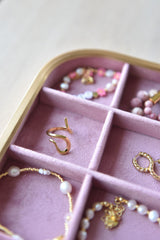 Smykkebrett i rosa velur med rosegull kant – 30 x 20 cm