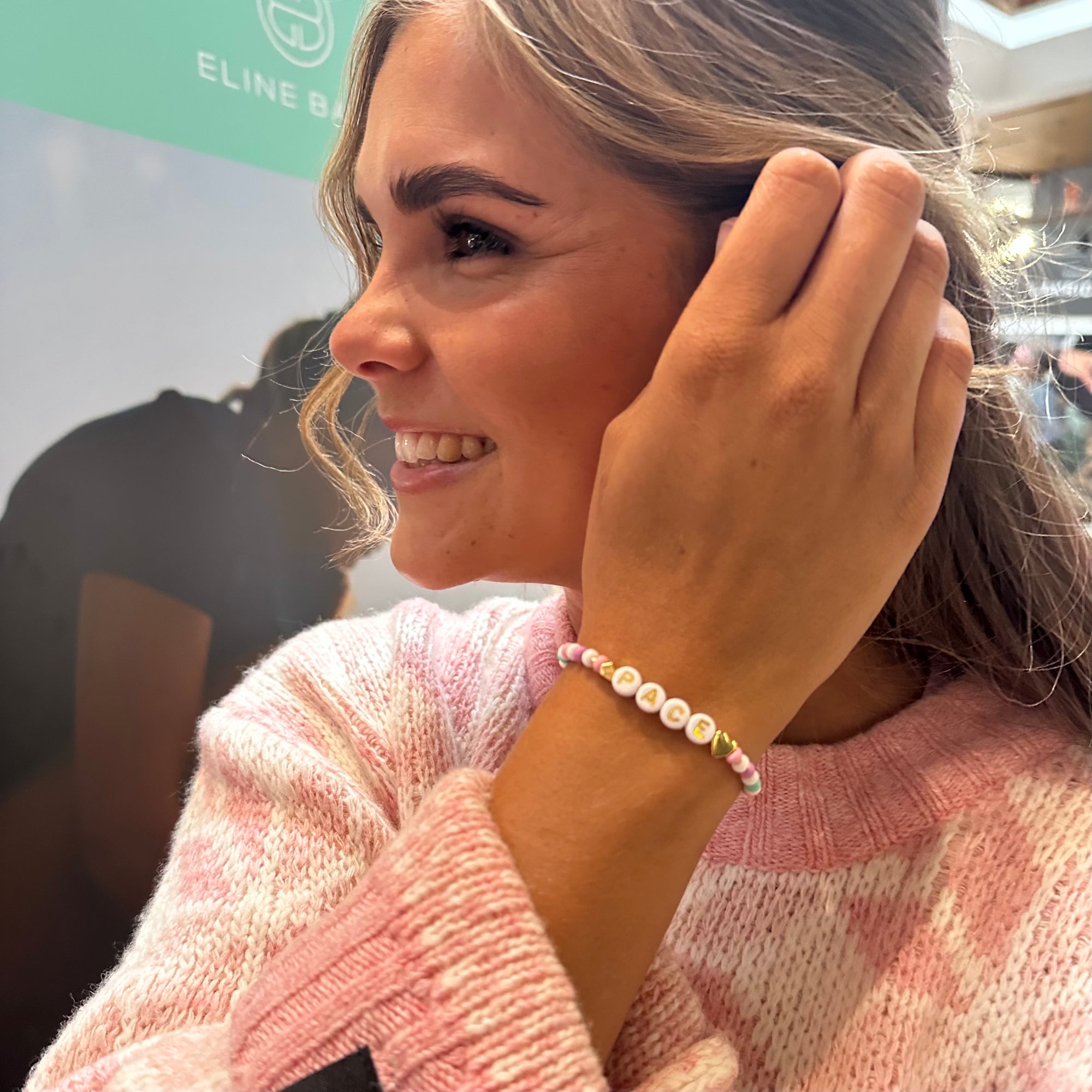     Embrace Your Pace fargerikt armbånd med glassperler og gullfargede detaljer