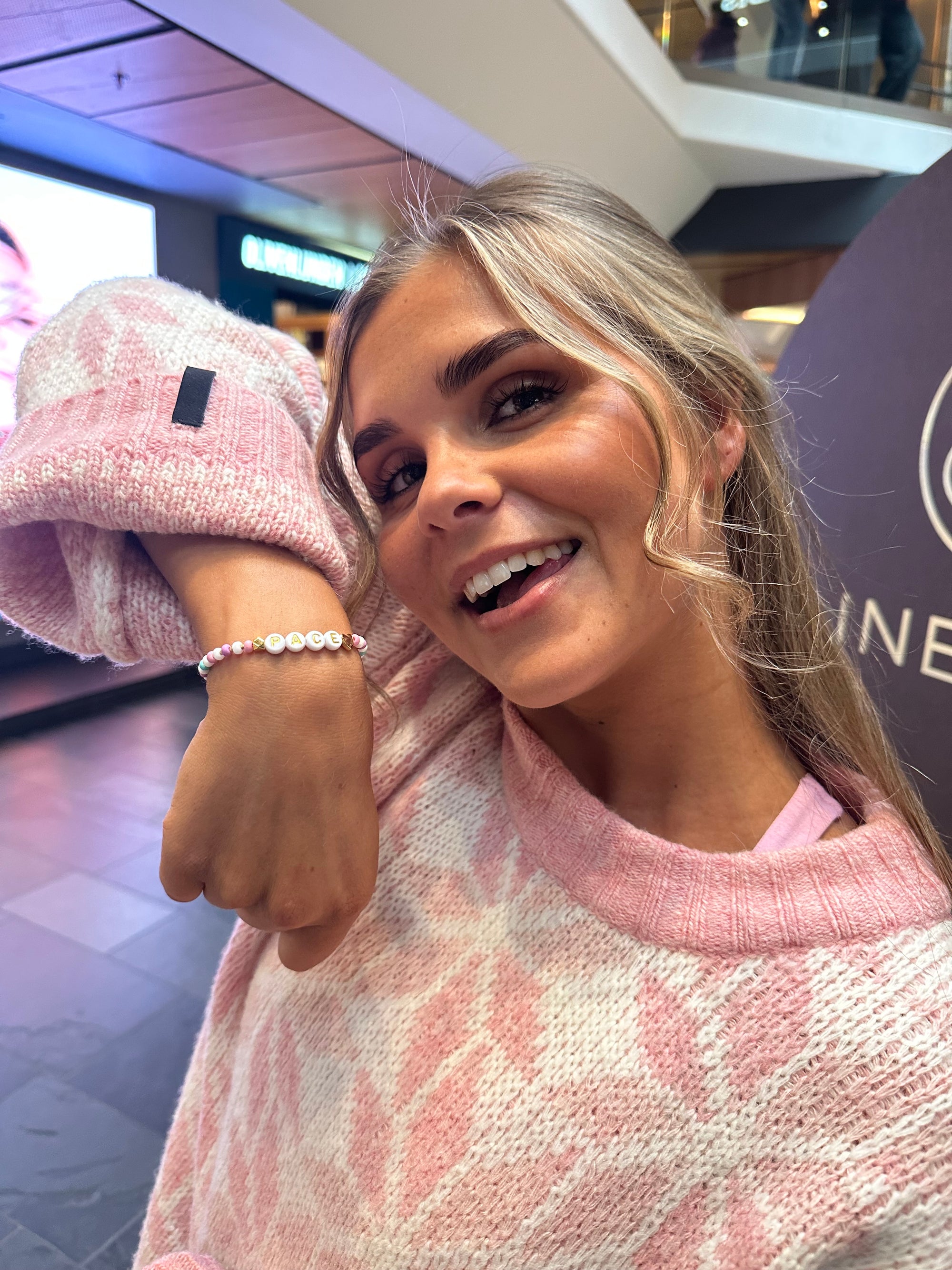 Embrace Your Pace fargerikt armbånd fra Eline Bang med fargerike glassperler og gullfargede detaljer